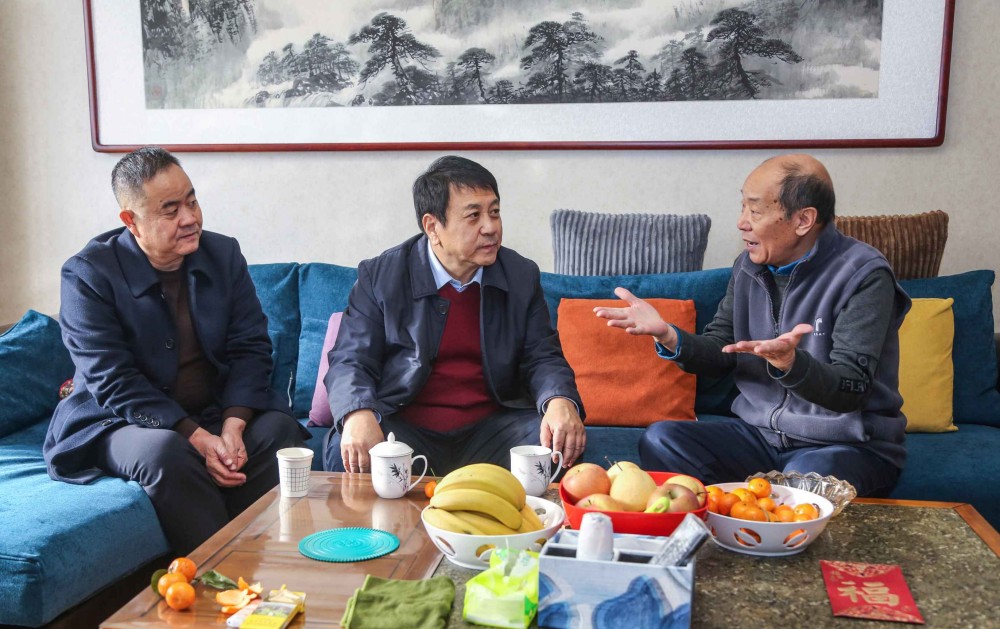 慰问离退休老干部（牛总）.jpg