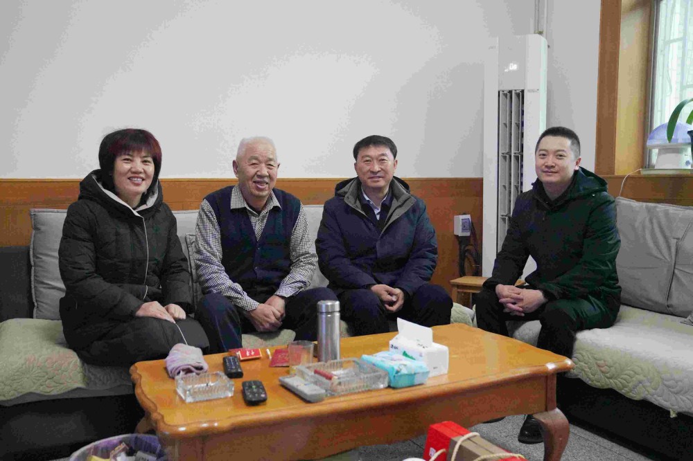慰问老职工（哲波总）.jpg