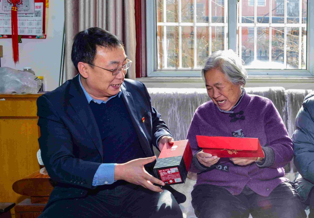 慰问老职工（蔡总）.jpg