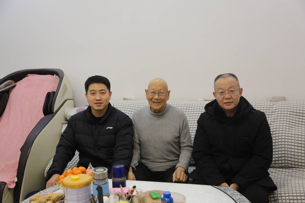 慰问老职工（董总）.jpg