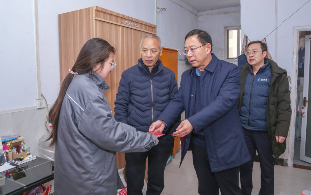 慰问困难员工（立平总）.jpg