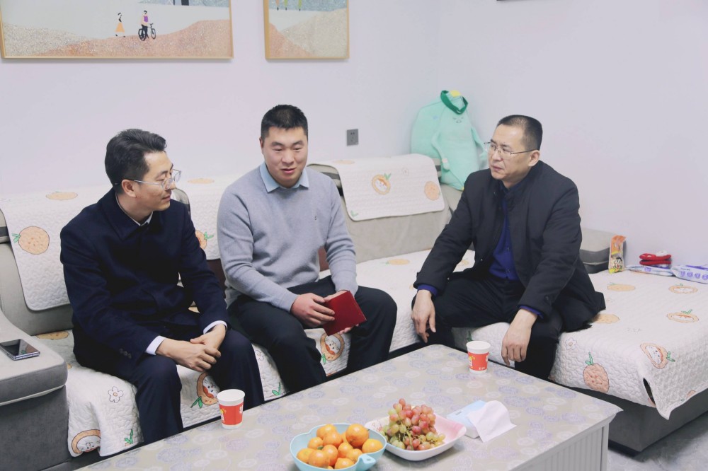 慰问困难员工（钟总、王铭总监）.jpg
